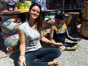 Meditative Heidi inmitten mexikanischer Keramik Frosch